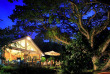 Fidji - Taveuni - Sau Bay Resort & Spa - Restaurant et salon vus de nuit depuis la plage