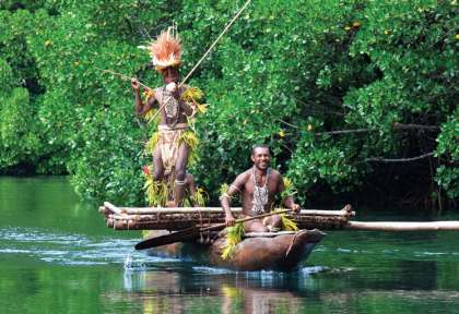 canoe sur la rivière en Papouasie-Nouvelle-Guinée © David Kirkland