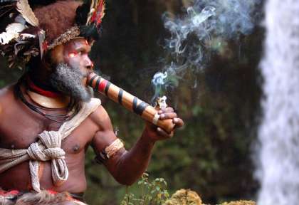 Huli au bord d'une cascade - Highlands © TNT