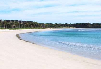 Plage de la cote de corail à Viti Levu à Fidji