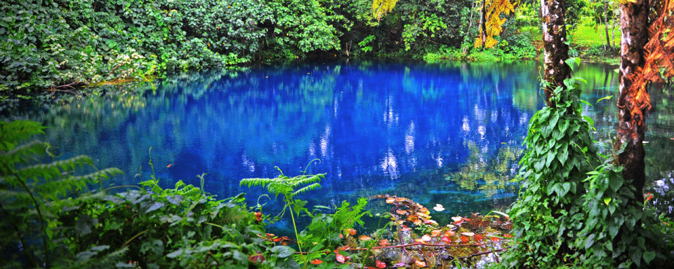 Blue hole Nanda à Espiritu Santo © Shutterstock - Karin Wassmer