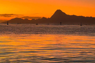 Polynésie française - Tahiti - Coucher de soleil sur Moorea en bateau