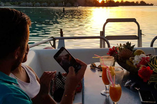 Polynésie française - Moorea - Croisière privée au coucher du soleil & dîner en baie de Cook