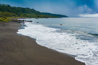 Vanuatu - Tanna - Plage de surf et cascade de Louniel © Vanuatu Tourism Office