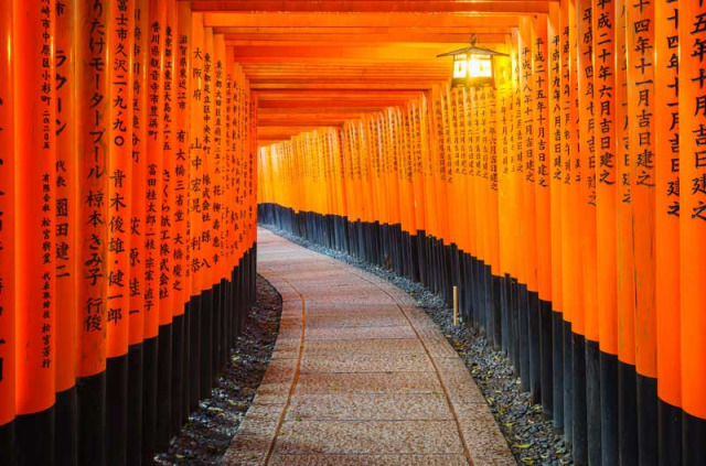 japon - Le temple de Fushimi Inarià Kyoto © Ikuni - Shutterstock