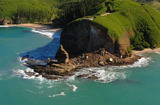 Nouvelle-Calédonie - Bourail - Le bonhomme et la Baie des tortues © NCTPS