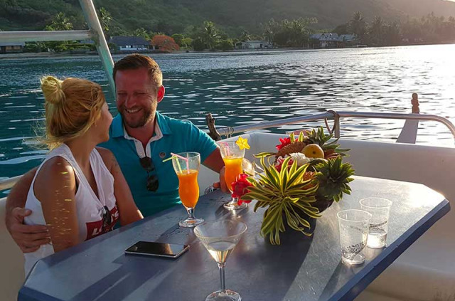 Polynésie française - Moorea - Croisière privée au coucher du soleil & dîner en baie de Cook