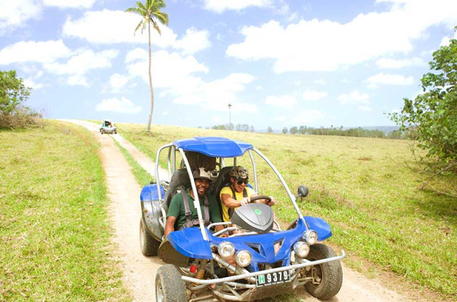 Vanuatu - Efate - Jungle Beach Tour en buggy © Vanuatu Tourism Office